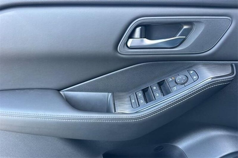 New 2025 Nissan Rogue SVImage 8