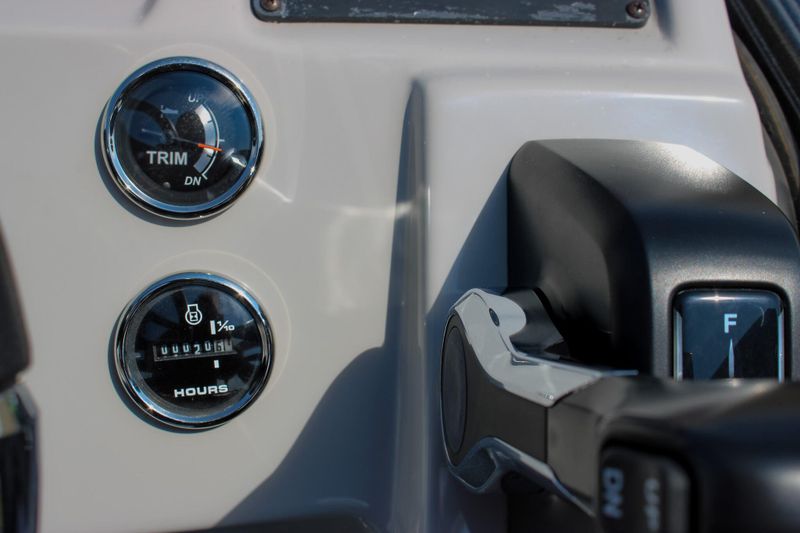USED 2022 CREST CLASSIC FISH 220 C4 Image 27