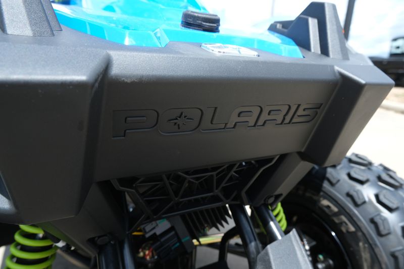 2025 Polaris OUTLAW 70 EFI VELOCITY BLUE AND LIFTED LIME Image 22