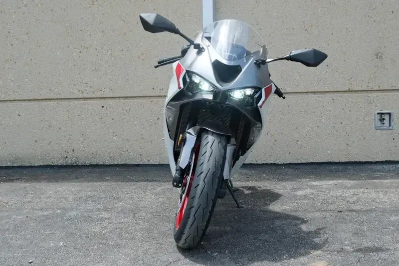 New 2025 Kawasaki Ninja  ZX6R Pearl Robotic WhiteMetallic Graphite Gray Image 6