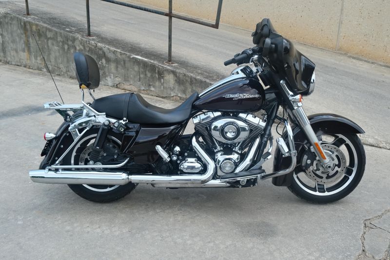 2011 HARLEY STREET GLIDE PURPLE Image 2