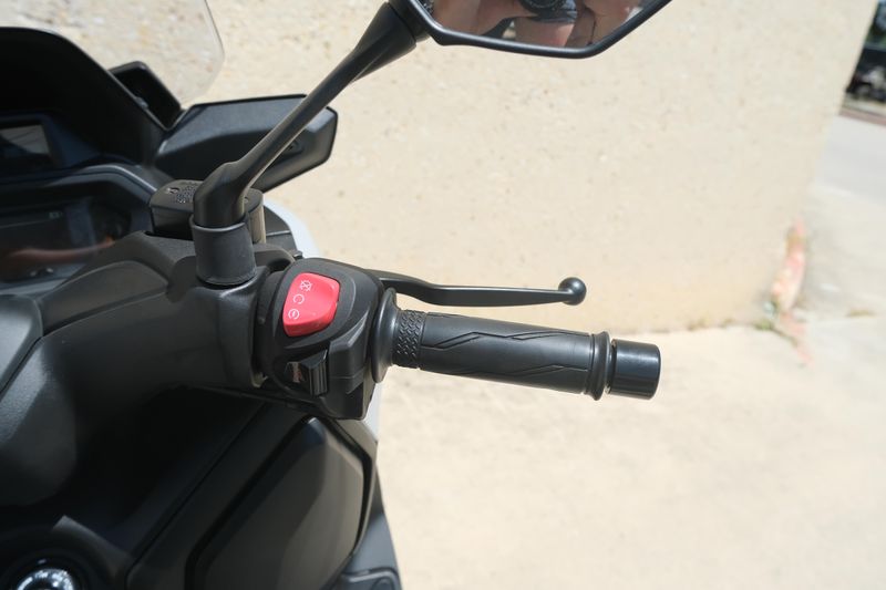 2024 Yamaha XMAX GRAY Image 18