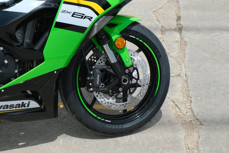 2025 Kawasaki NINJA ZX6R KRT EDITION LIME GREEN AND EBONY AND PEARL BLIZZARD WHITE Image 12