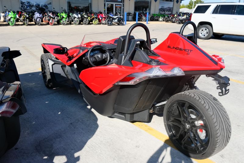 NEW 2025 POLARIS SLINGSHOT S AUTODRIVE  in a SLINGSHOT RED exterior color. Family PowerSports (877) 886-1997 familypowersports.com 