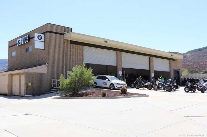 2017 Harley-Davidson Electra Glide in a BLK GNT/EL RED W/PINSTRIPE exterior color. BMW Motorcycles of Temecula – Southern California 951-395-0675 bmwmotorcyclesoftemecula.com 