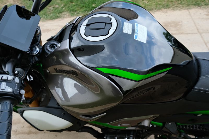 NEW 2025 KAWASAKI Z900 SE ABS Image 8