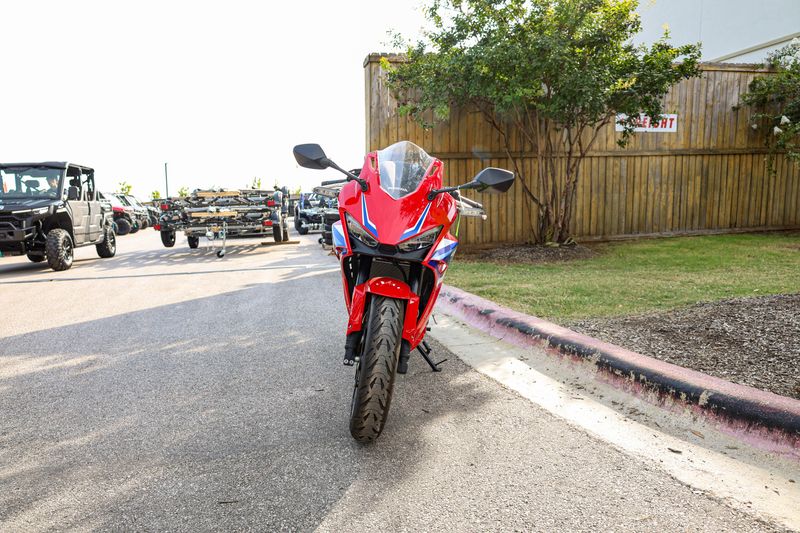 USED 2025 HONDA CBR500R Image 5
