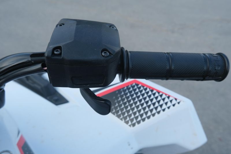 Used 2023 Polaris OUTLAW 70 EFI BRIGHT WHITE AND RED Image 15