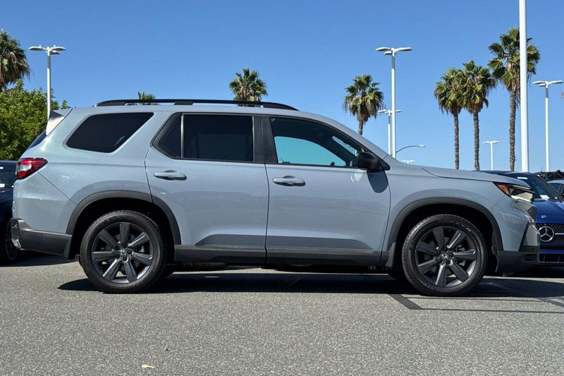 Used 2023 Honda Pilot SportImage 3