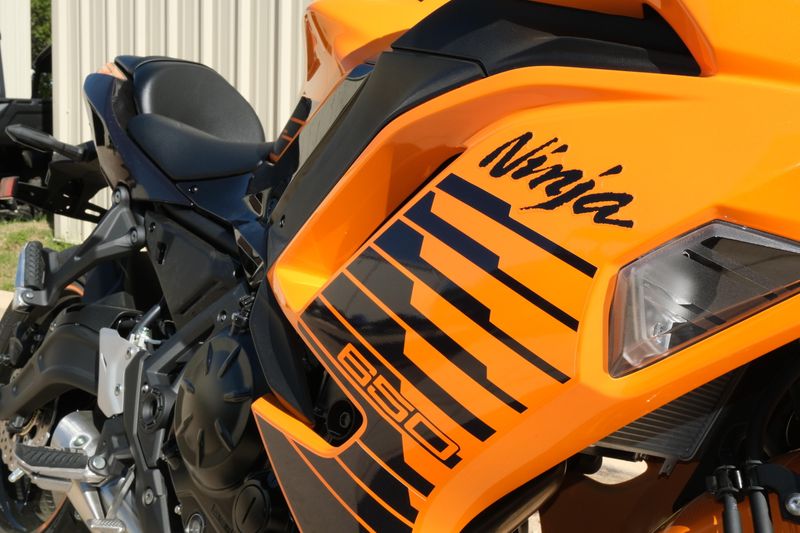 2025 Kawasaki NINJA 650 ABS CANDY STEEL FURNACE ORANGE AND METALLIC SPARK BLACK AND METALLIC ROYAL PURPLE Image 17