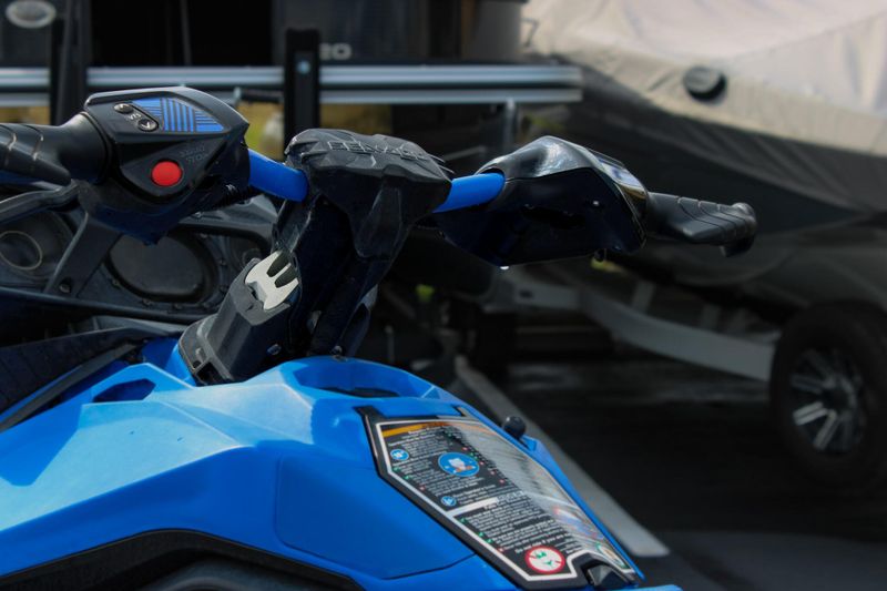 2023 SEADOO SPARK TRIXX FOR 3 WITH AUDIO BLUE Image 10