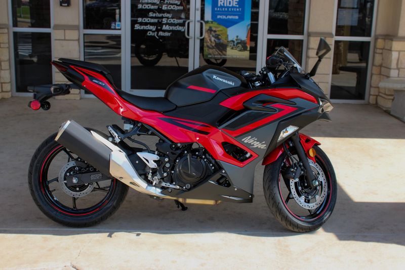 2025 Kawasaki NINJA 500 ABS PASSION RED AND METALLIC FLAT SPARK BLACK AND METALLIC MATTE DARK GRAY Image 1