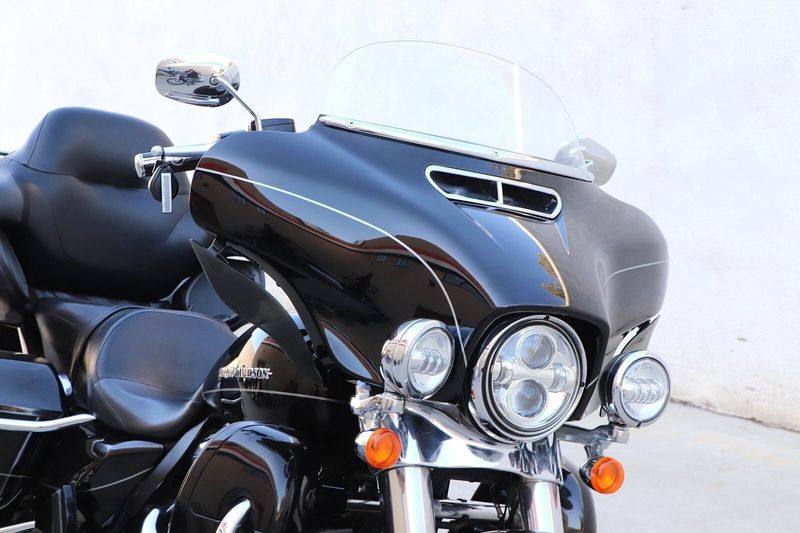 2017 Harley-Davidson Electra Glide in a BLACK W/PINSTRIPE exterior color. BMW Motorcycles of Temecula – Southern California 951-395-0675 bmwmotorcyclesoftemecula.com 