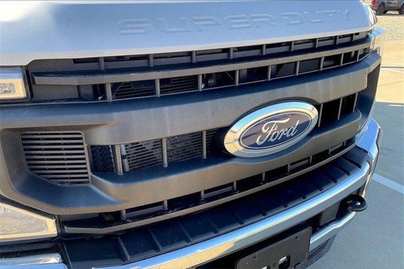 2021 Ford F-350 Chassis Image 31