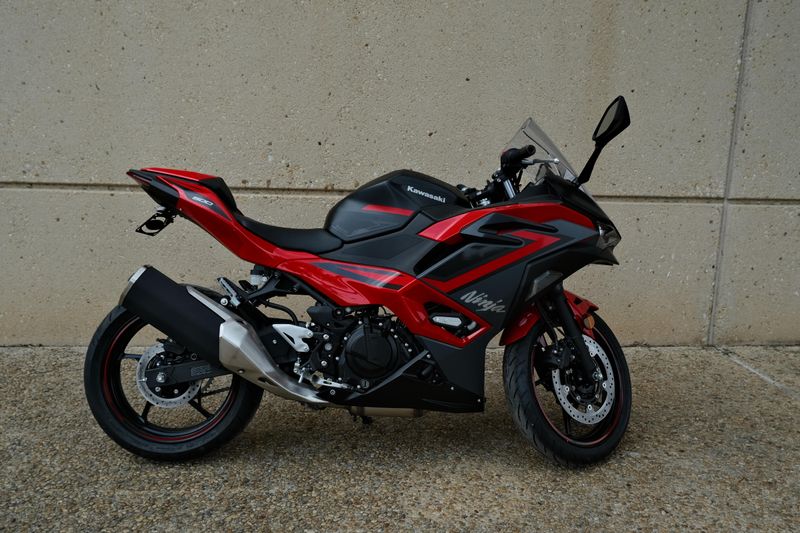 2025 Kawasaki NINJA 500 SE ABS PASSION RED AND METALLIC FLAT SPARK BLACK AND METALLIC MATTE DARK GRAY Image 2