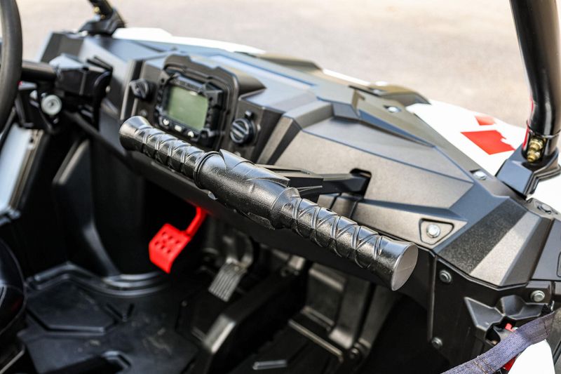 2022 Polaris RZR 200 EFI  WHITE LIGHTNING Image 18