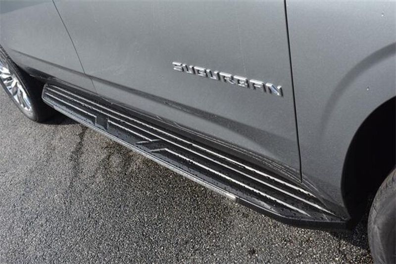 New 2025 Chevrolet Suburban PremierImage 12