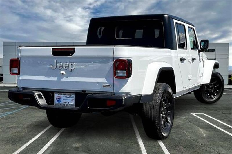 2023 Jeep Gladiator Overland photo 12