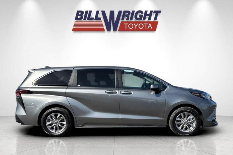 Used 2026 Toyota Sienna LEImage 2