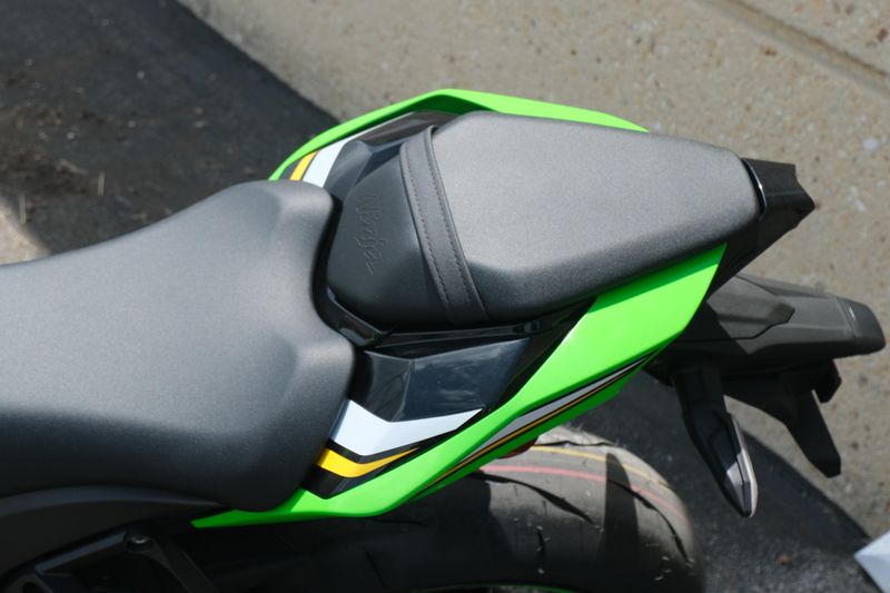 2025 Kawasaki NINJA ZX10R KRT EDITION LIME GREEN AND EBONY AND PEARL BLIZZARD WHITE Image 18