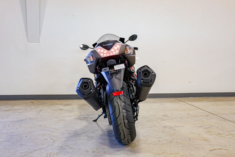 2025 Kawasaki NINJA ZX14R ABS METALLIC MATTE RED AND METALLIC FLAT SPARK BLACK AND METALLIC MATTE GRAPHITE GRAYImage 17