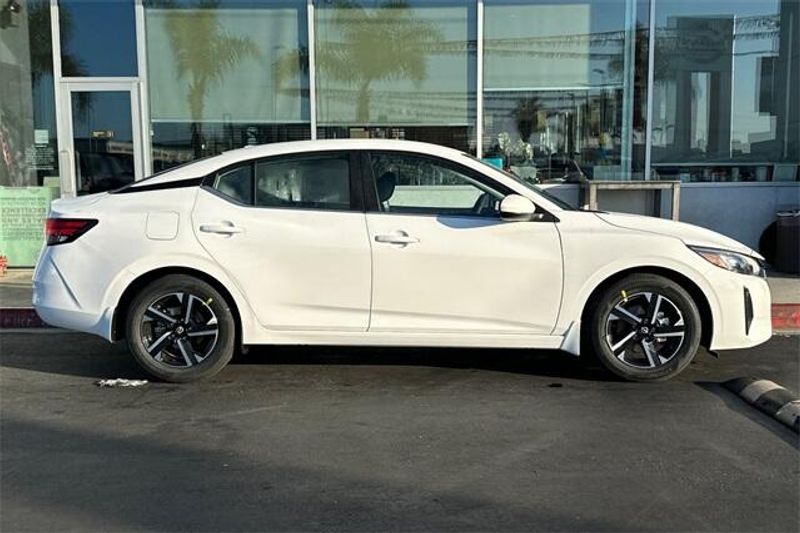 New 2025 Nissan Sentra SVImage 2