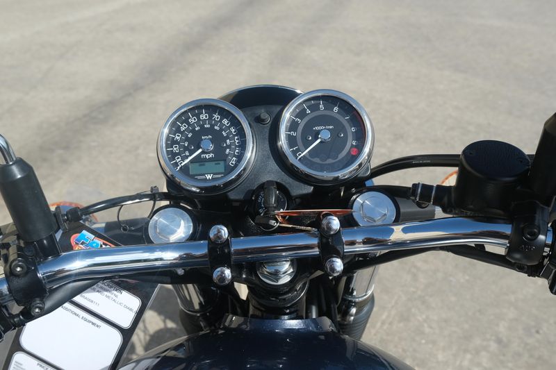 2024 Kawasaki W800 ABS METALLIC SLATE BLUE AND METALLIC DIABLO BLACK Image 13