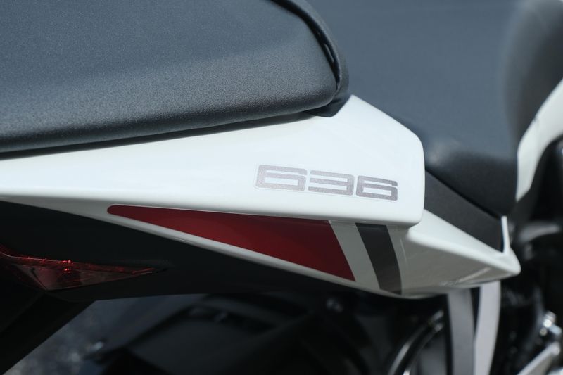 2025 Kawasaki NINJA ZX6R ABS PEARL ROBOTIC WHITE AND METALLIC GRAPHITE GRAY Image 7