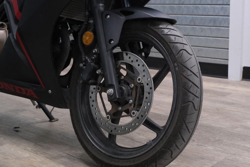 USED 2021 HONDA CBR300R Image 17