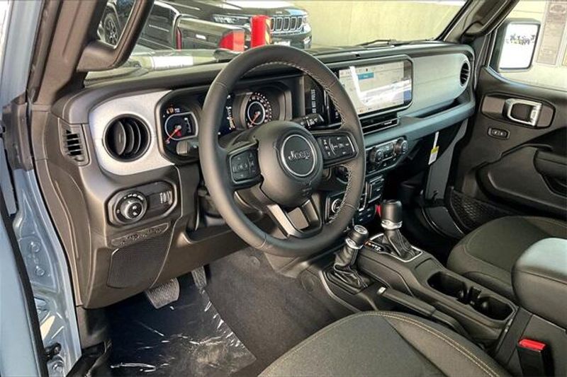 2025 Jeep Gladiator Willys photo 6