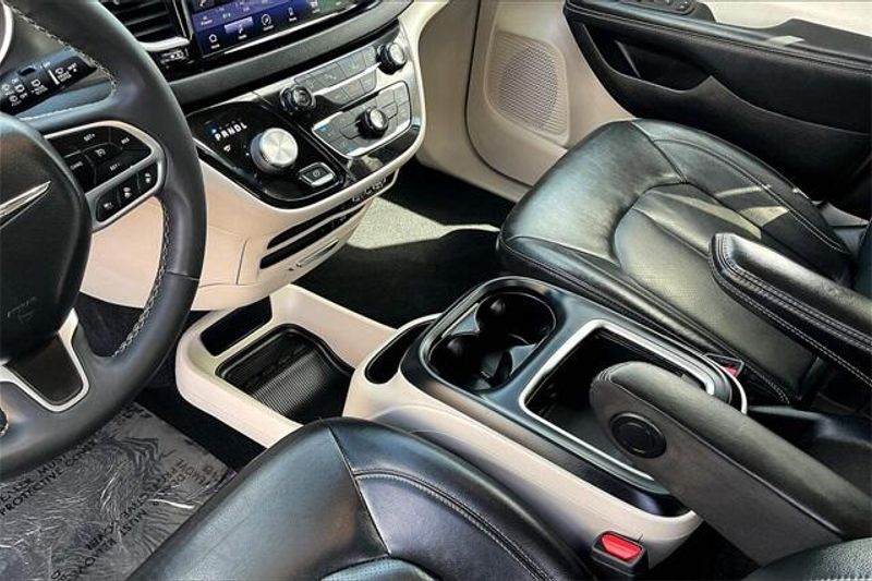 2022 Chrysler Pacifica Touring L photo 16