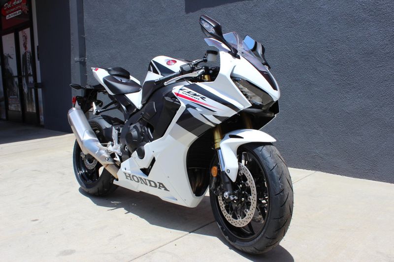 2025 Honda CBR1000RR Image 2