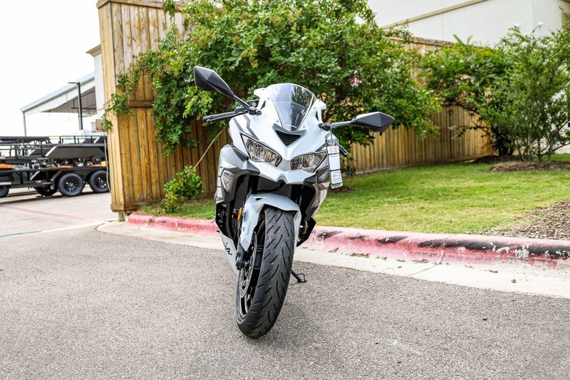 2025 Kawasaki NINJA ZX4RR ABS  METALLIC MATTE WHITISH SILVER AND METALLIC FLAT SPARK BLACK Image 6