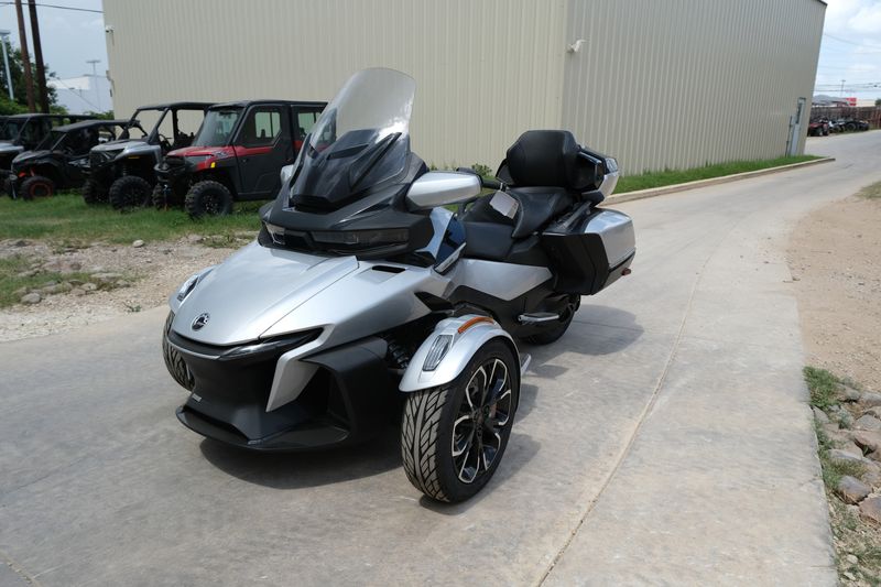 2024 Can-Am SPYDER RT LIMITED HYPER SILVER WITH PLATINUMImage 17