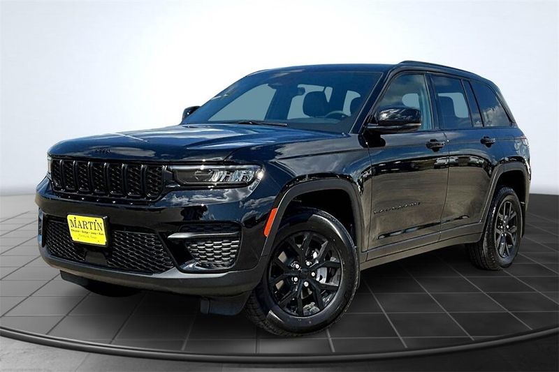 2025 Jeep Grand Cherokee Altitude photo 2