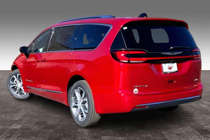 2026 Chrysler Pacifica Pinnacle photo 3