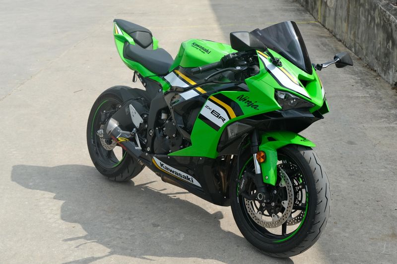 2025 Kawasaki NINJA ZX6R KRT EDITION LIME GREEN AND EBONY AND PEARL BLIZZARD WHITE Image 1