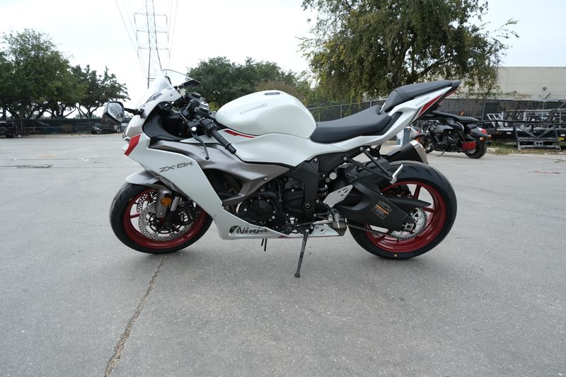 2025 Kawasaki NINJA ZX6R PEARL BLIZZARD WHITEImage 3