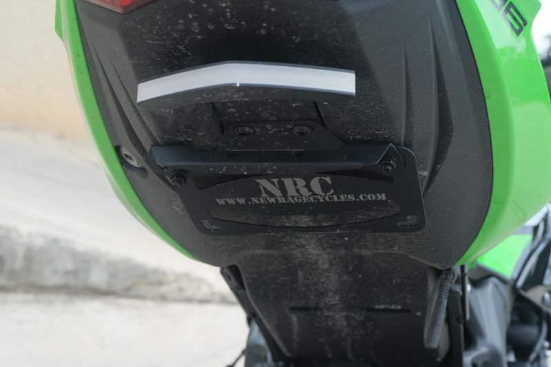 2025 Kawasaki NINJA ZX6R KRT EDITION LIME GREEN AND EBONY AND PEARL BLIZZARD WHITE Image 5