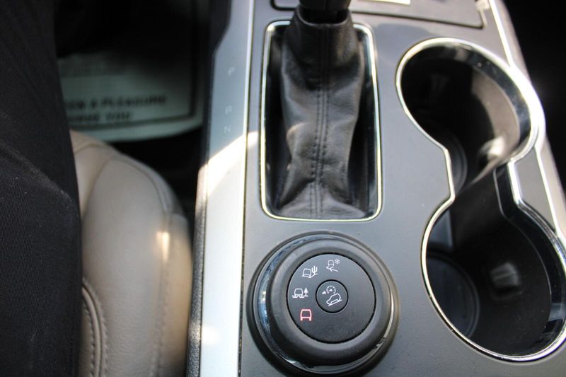 2015 Ford Explorer XLT photo 21