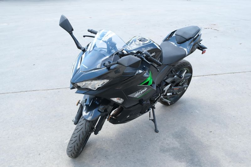 2023 Kawasaki NINJA 400 ABS METALLIC CARBON GRAY AND METALLIC MATTE CARBON GRAY Image 8