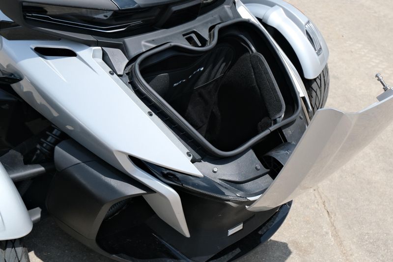2024 Can-Am SPYDER RT LIMITED HYPER SILVER WITH PLATINUM Image 22