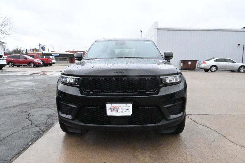 2025 Jeep Grand Cherokee Altitude XImage 3