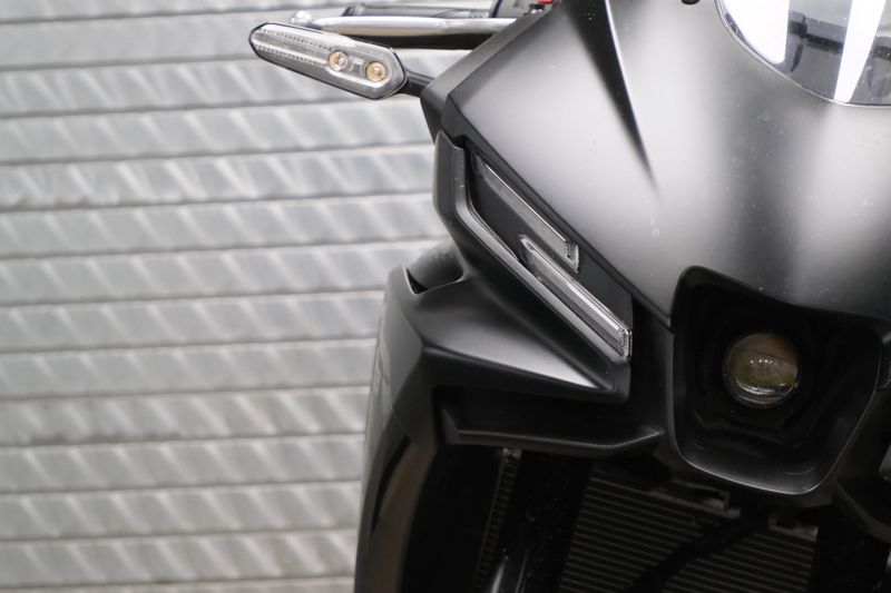 USED 2025 YAMAHA YZFR3 ABS Image 9