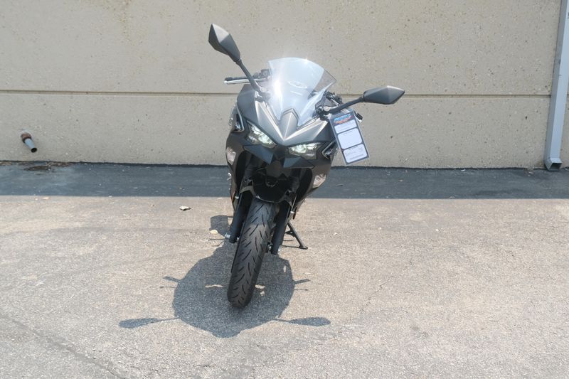 2025 Kawasaki NINJA 500 ABS METALLIC FLAT SPARK BLACK AND METALLIC SPARK BLACK AND METALLIC MOONDUST GRAY Image 10