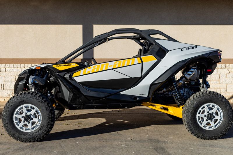 2024 CAN-AM SSV MAV R BASE 77 996NT GY 24 in a GRAY-YELLOW exterior color. Family PowerSports (877) 886-1997 familypowersports.com 