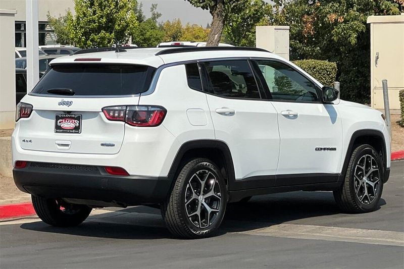 2024 Jeep Compass Latitude photo 4