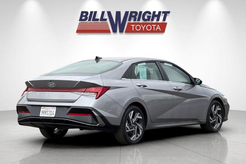 Used 2025 Hyundai Elantra SEL ConvenienceImage 3