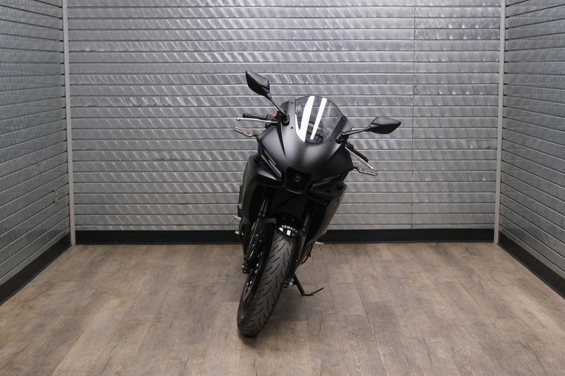 USED 2025 YAMAHA YZFR3 ABS Image 8