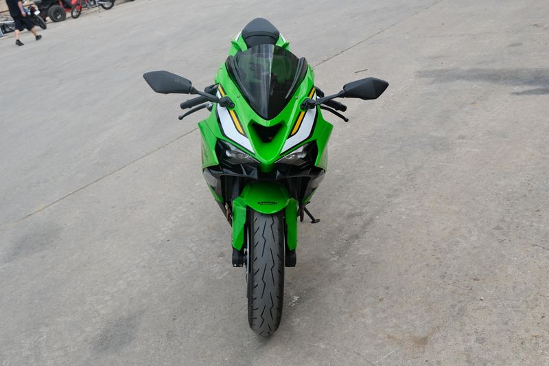 2025 Kawasaki NINJA ZX6R KRT EDITION LIME GREEN AND EBONY AND PEARL BLIZZARD WHITE Image 9